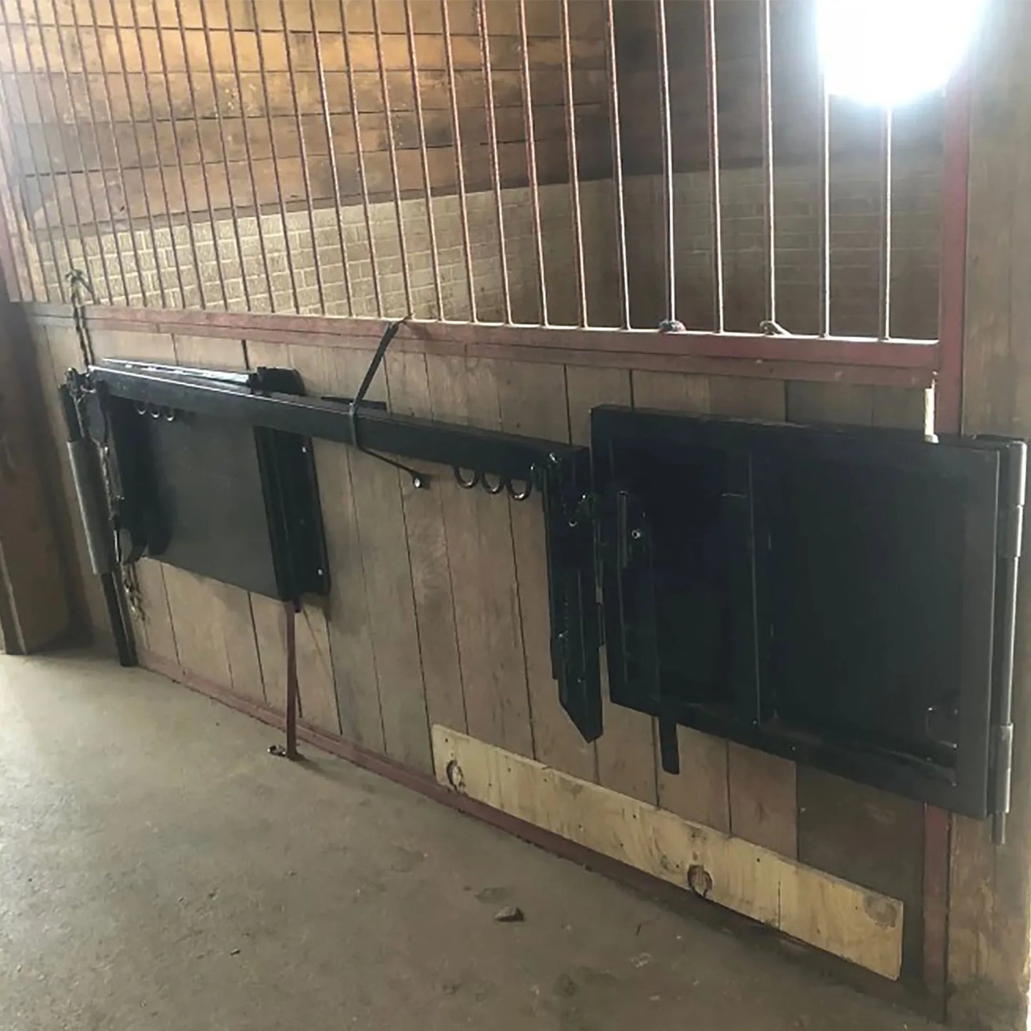Stall Stocks Uni,"Black fold-down stall front feeder"
