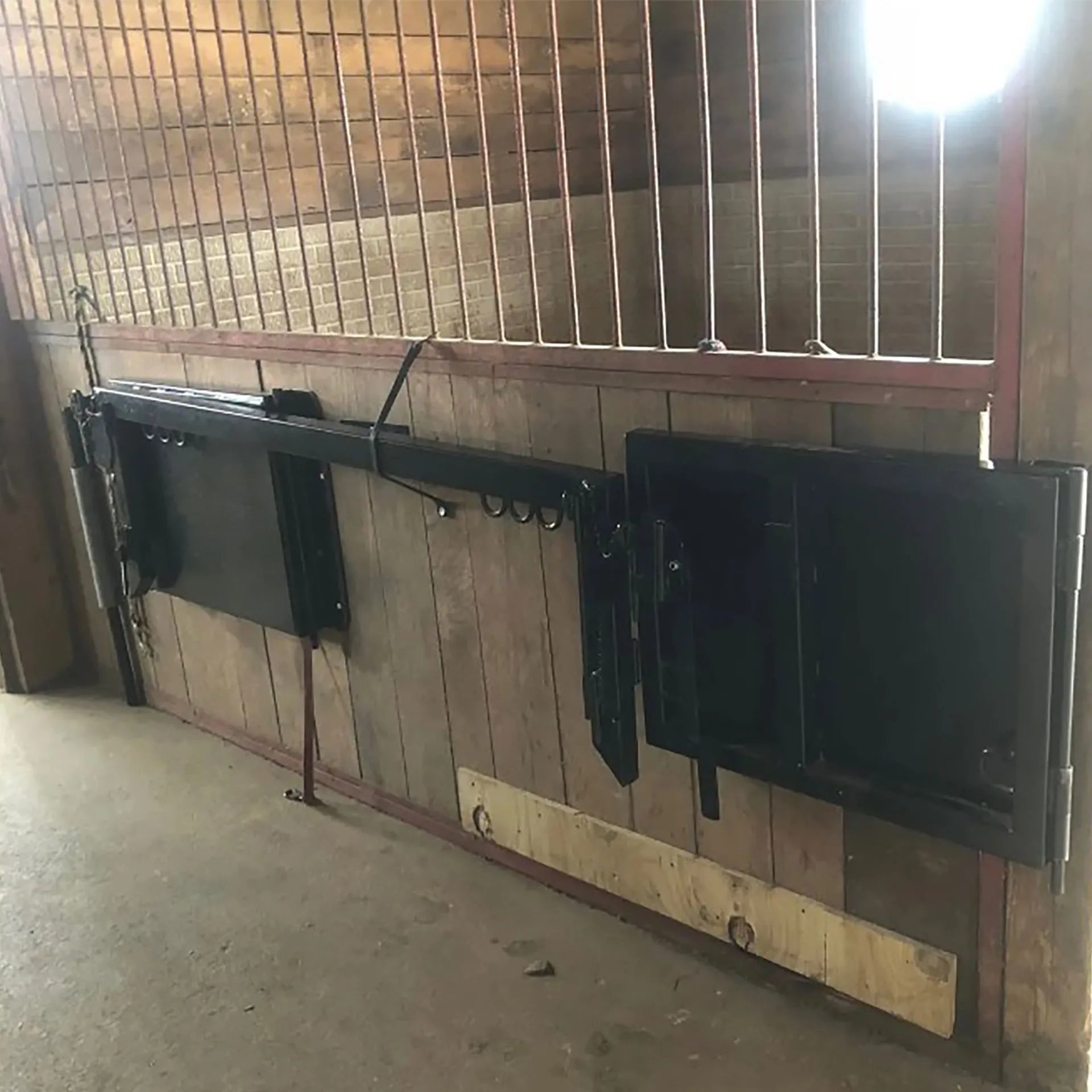 Stall Stocks Uni,"Black fold-down stall front feeder"