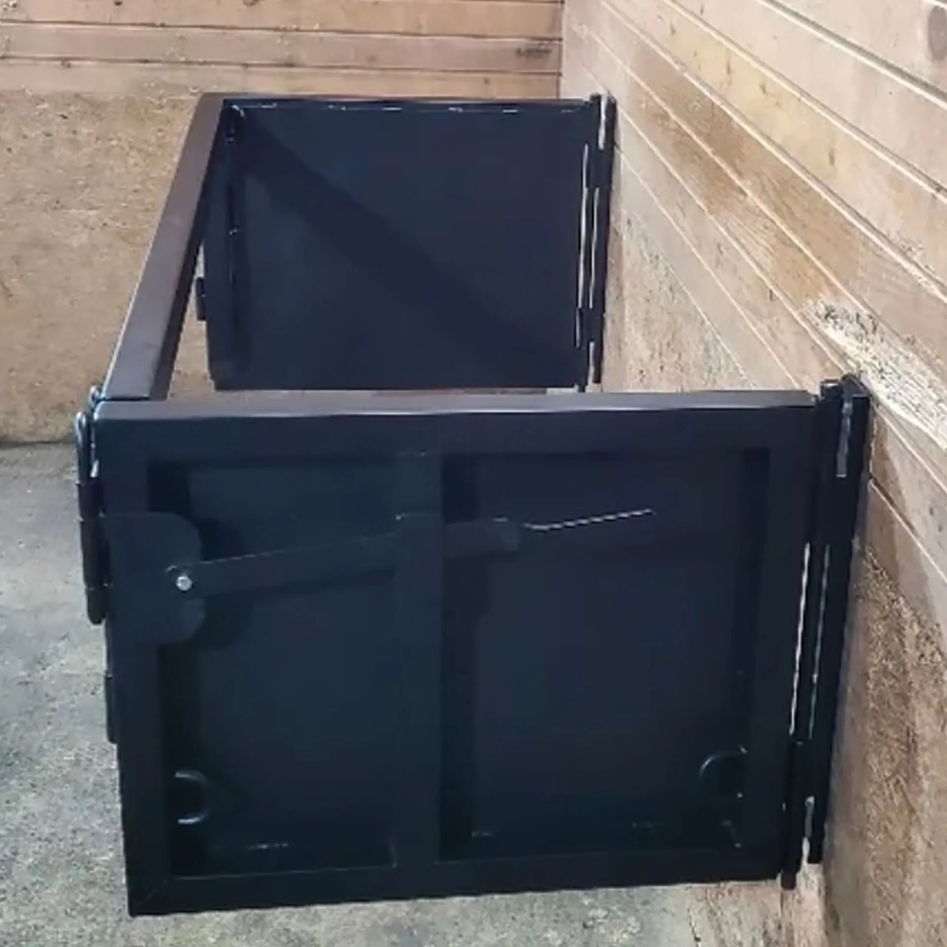 Stall Stocks Uni,"Black metal corner feeder with open top"