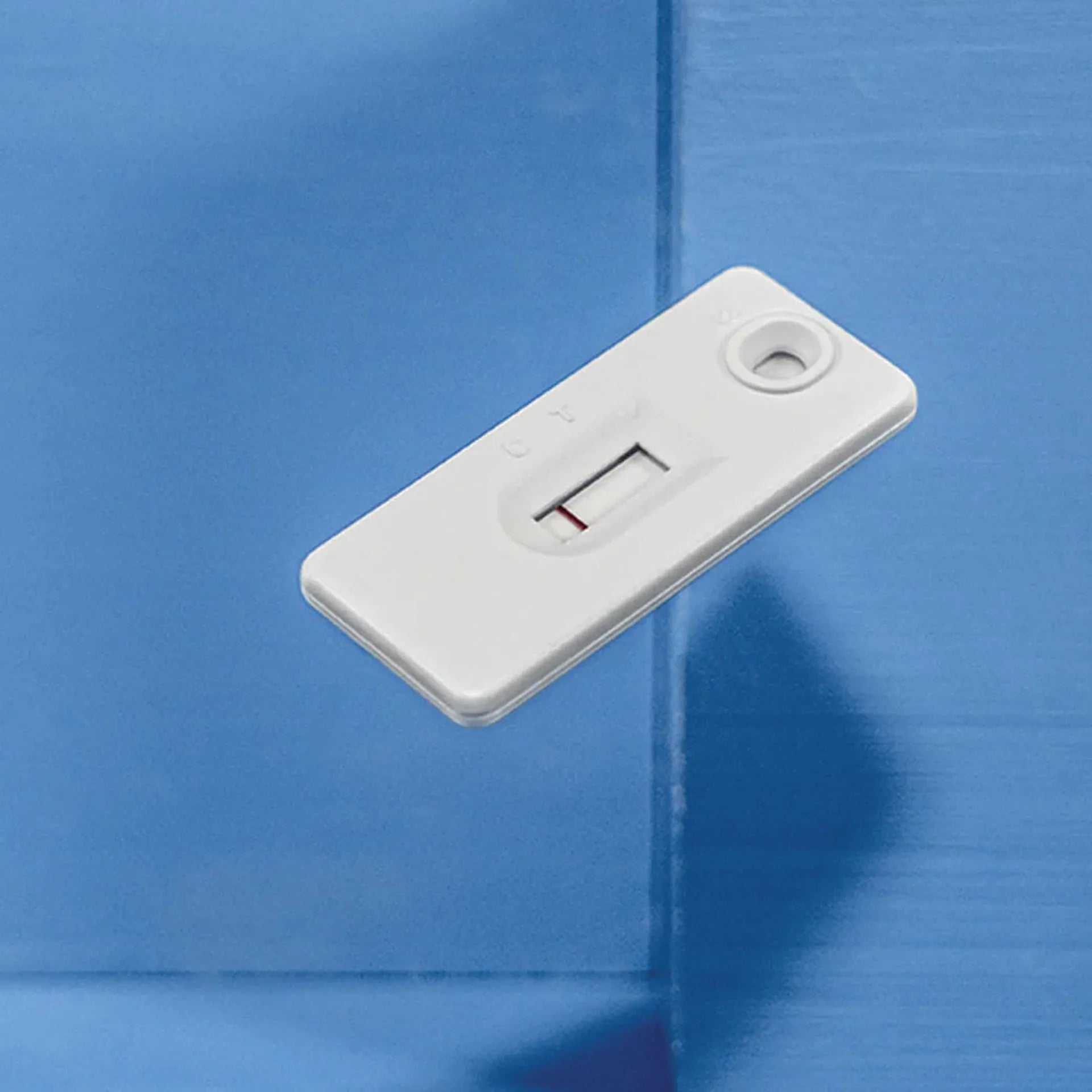 GiardiaPro,"White cassette test with round sample well and result window"